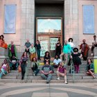 Newark. Un grupo de artistas posan al pie del área de ingreso de este museo.