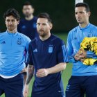Lionel Scaloni (d) confía en que Lionel Messi (c) llegará con la selección argentina al próximo Mundial y podrá defender la corona. El entrenador buscará la forma para dosificar la presencia en cancha de la Pulga.