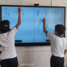 Dos de los niños que se educan en el plantel "Felipe Costa von Buchwald", que regenta la oenegé guayaquileña.