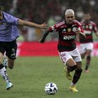 Giorgian de Arrascaeta (d) de Flamengo disputa el balón con Richard Shunke de Independiente del Valle