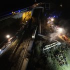 Los  esfuerzos de los bomberos se centran en los primeros vagones donde hay personas atrapadas.