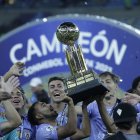 Junior Sornoza levantando la copa en la ceremonia de premiación.