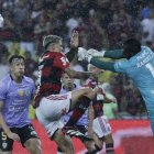 Ramírez despejando el balón en la final de Recopa Sudamericana.