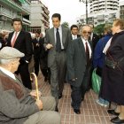 Fotografía de archivo fechada el 21 de febrero de 2000 que muestra al entonces vocero negociador de las FARC, Raúl Reyes (d), y al Comisionado para la Paz del Gobierno colombiano, Víctor G. Ricardo (i).