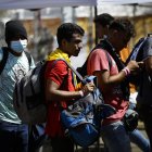 Migrantes esperan en un refugio temporal de Ciudad de Panamá (Panamá), en una fotografía de archivo.