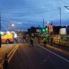 Cierre. El tráfico se obstruyó por el camión que quedó atravesado.