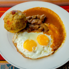 El bolón es uno de los platos típicos de Guayaquil.