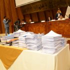 Escenario. Las pruebas que según la Comisión sostenían el informe que recomienda el juicio político contra Lasso estaban apiladas sobre la mesa.