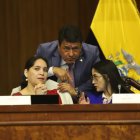 Aliados. Mireya Pazmiño y Viviana Veloz piden rabiosamente la destitución de Lasso. El socialcristiano Pedro Zapata no está de acuerdo, pero acolita.