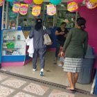 El Plan Medicina Cerca implica retirar en farmacias privadas los medicamentos que son recetados en los hospitales públicos.