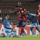 Ever Valencia (c) de Medellín disputa un balón con Ronie Carrillo (i) de El Nacional hoy, en un partido de la Copa Libertadores entre Deportivo Independiente Medellín (DIM) y El Nacional en el estadio Atanasio Girardot en Medellín (Colombia).