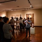 Exhibición. Varias personas acuden a la clausura de la muestra.