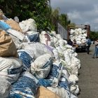 Muestra. Estos son parte de los sacos de basura que recogieron los pescadores por el mercado Caraguay.