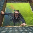 Fotografía cedida por la Oficina de Noticias de los Cayos de Florida donde aparece el investigador Joseph Dituri mientras ingresa, el miércoles 1 de marzo al albergue submarino Jules Undersea Lodge, en Key Largo, Florida (EEUU).