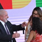 El presidente de Brasil, Luiz Inácio Lula da Silva, junto a su esposa, Janja da Silva, saluda a la ex beneficiaria de Bolsa Familia, Isamara Mendes da Silva, durante el nuevo lanzamiento de ese programa brasileño de combate el hambre, hoy, en el Palacio del Planalto en Brasilia (Brasil). Lula da Silva relanzó este jueves un programa de subsidios que en sus primeros dos mandatos (2003-2010) redujo las tasas de pobreza y que ahora pretende rescatar del hambre a unas 33 millones de personas. El nuevo Bolsa Familia estará dotado con unos 175.000 millones de reales (33.650 millones de dólares), cifra equivalente a cerca del 1,5 % del Producto Interno Bruto (PIB), y se calcula que atenderá a unas 60 millones de personas (poco más del 30 % de la población). EFE/ Andre Borges