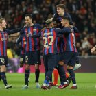 MADRID, 02/03/2023.- Los jugadores del FC Barcelona celebra el primer gol del equipo blaugrana durante el encuentro correspondiente a la ida de las semifinales de la Copa del Rey que disputan hoy jueves frente al Real Madrid en el estadio Santiago Bernabéu, en Madrid. EFE/Kiko Huesca.