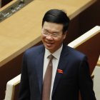 La Asamblea Nacional de Vietnam eligió este jueves a Vo Van Thuong (c) como nuevo presidente del país, tras la renuncia en enero de su predecesor por prácticas corruptas ocurridas bajo su mando, informó el Gobierno.