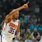 Durant lució bien, aunque no en pleno estado de forma, con la #35 de Suns.