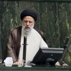 El presidente iraní Ebrahim Raisi habla durante una sesión parlamentaria en la Asamblea Consultiva Islámica.