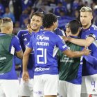 Jugadores de Millonarios celebran al final hoy, de un partido de la Copa Libertadores entre Millonarios y Universidad Católica en el estadio El Campín en Bogotá (Colombia).