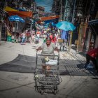 Transeúntes caminan por el barrio Múgica