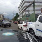 Sostuvo que tanto el fallecido como los criminales son parte de microorganizaciones que se toman el nombre de bandas criminales para cometer sus fechorías. "Se agrupan cuatro o cinco personas y dicen identificarse con cierta organización", añadió la fuente policial.

Con respeto a las dos armas con las que cámaras de vigilancia captaron a uno de los criminales cuando salía del hospital, indicó que una fue la que se utilizó para cometer el asesinato y la otra la que el delincuente le quitó al policía que resultó herido y que trató de detenerlo.

Desde la noche del martes 28 de febrero, luego de ser víctima de un atentado, donde también resultó herida una mujer, Vergara San Martín se encontraba hospitalizado en este hospital. Dicho suceso que se produjo en las calles 23 y Callejón L, presuntamente por la disputa de territorio para el expendio de droga. 

La víctima tenía antecedentes penales por droga (2016)  en el atentado recibió un disparo en el estómago y su estado de salud era delicado.