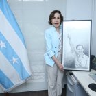 La exfuncionaria posa con un retrato en su oficina