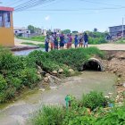 Las aguas malolientes van a parar a una especie de riachuelo que recorre otros cinco barrios.