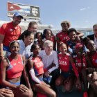 El presidente del Comité Olímpico Internacional (COI), el alemán Thomas Bach (c), posa con atletas cubanos durante un recorrido para la inauguración de una pista de atletismo, en La Habana (Cuba).