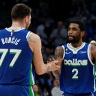 Luka Doncic (i) y Kyrie Irving funcionaron como dupla de ataque.
