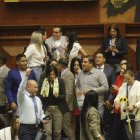 Los legisladores de la bancada correísta fueron los que más festejaron la aprobación del informe de la comisión en la que fueron mayoría.