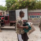 Varias personas buscan refugio tras huír de sus barrios por la violencia de las bandas de Puerto Príncipe-