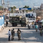 Policías vigilan una zona de Puerto Príncipe (Haití).