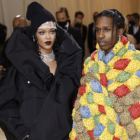 La cantante Rihanna junto a su novio.