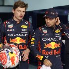 Max Verstappen (i) y su compañero Checo Pérez salen en la primera fila.