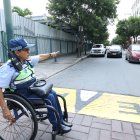 Trabajo. La agente Petita Torres controla el tránsito en Padre Aguirre, entre Baquerizo Moreno y Córdova.