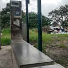 Detrás de esta parada de buses de La Joya se han acumulado varios tipos de desechos.