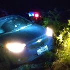 El auto quedó en medio de matorrales. El chofer cayó asesinado en plena vía y las tres mujeres junto al carro