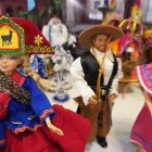 Fotografía de una maqueta que representa los trajes típicos bolivianos durante una exposición de más de 3.000 muñecas Barbie, en La Paz (Bolivia).