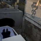 Fotografía de archivo en la que se registró el detalle de un ataúd, en un cementerio de Puerto Príncipe (Haití).
