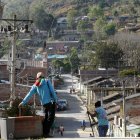 Un miembro de la guardia indígena observa las calles de Toribio, Cauca (Colombia).