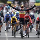 Tim Merlier tras llegar primero en el tramo de 169,4 km con salida y meta en La Verrière