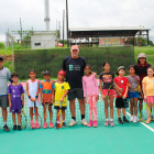 Andrés Gómez con niños de entre 5 y 9 años en la academia.