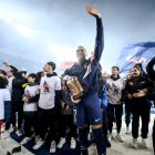 Kylian Mbappe recibió el trofeo con el que se consagra como el máximo artillero de ese club en la liga de ese país con 201 goles.