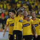 Fernando Gaibor (i) y Damián el ‘Kitu’ Díaz (c) celebran con parte de los protagonistas del resultado 5-0 ante el Delfín, la noche del sábado pasado. El equipo de Fabián Bustos presentó mucho más orden e idea de juego.