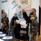 Uno de los pintores nacionales habla sobre su trabajo con visitantes. Las obras exhibidas se quedaron en Madrid para exposiciones individuales en el Centro Cultural Ecuatoriano.