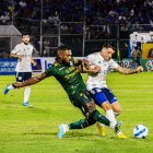 Gabriel Achilier (i), exEmelec, marcó el primer gol de Orense.