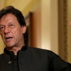 Imran Khan, ex primer Ministro, es defendido por sus  fanáticos.