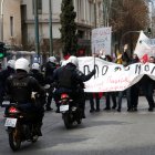Atenas. Manifestantes se enfrentaron contra la policía griega que trató de aplacar el furor de la marea humana con granadas