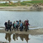 Pobladores rescatan y buscan a soldados del río Llave, el 5 de marzo de 2023, en Puno (Perú).